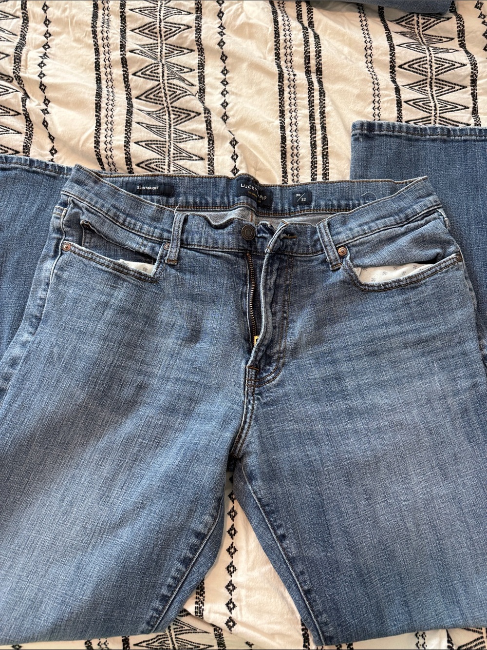 Lucky Brand Straight Leg Jeans in Light Blue Wash